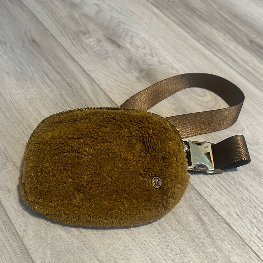 Lululemon brown Sherpa belt bag